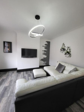 Modern Refurbished 3 Bedroom Self Catering house in Preston